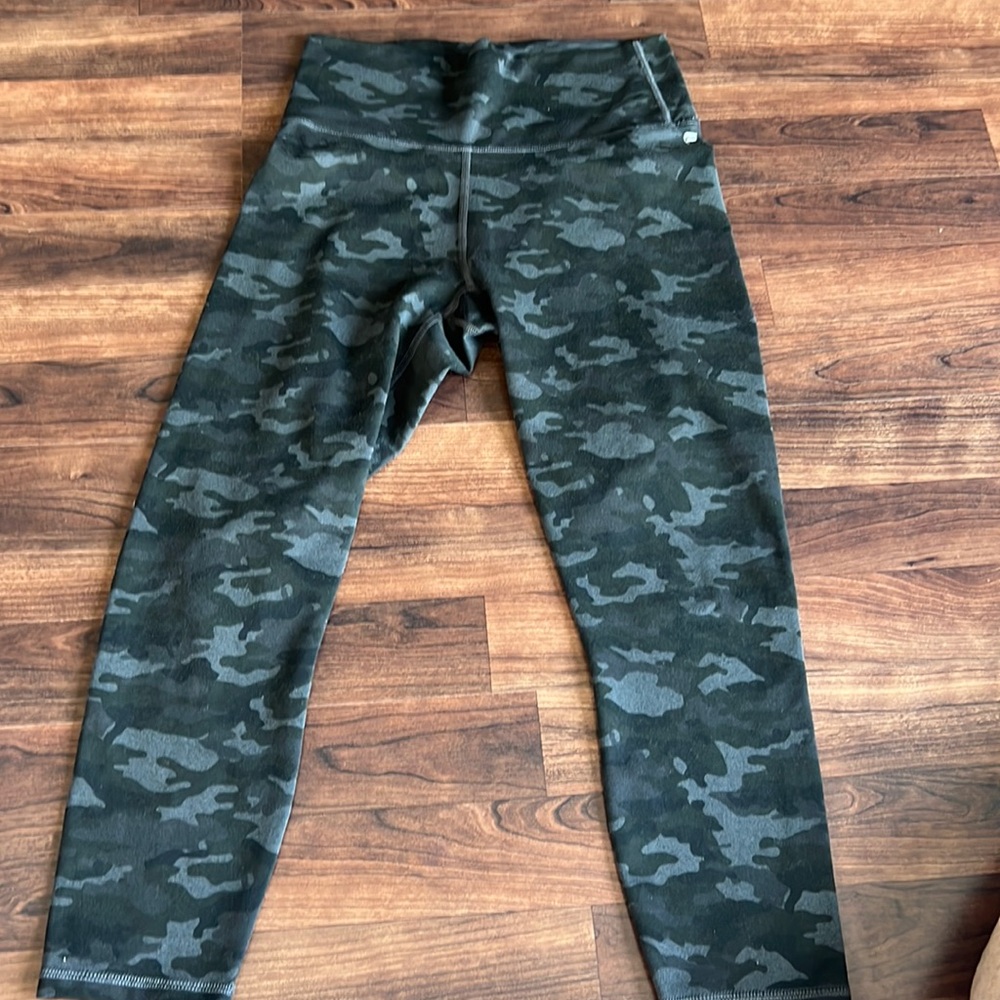 Fabletics camo capris SZ Small